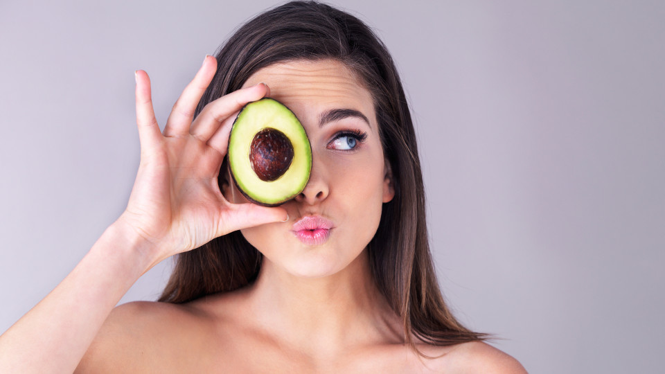 Há quem coma o caroço do abacate, mas será que faz bem à saúde?