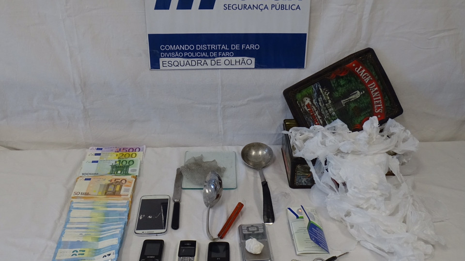 Homem detido em Olhão com 50 doses de cocaína e 10 mil euros em dinheiro
