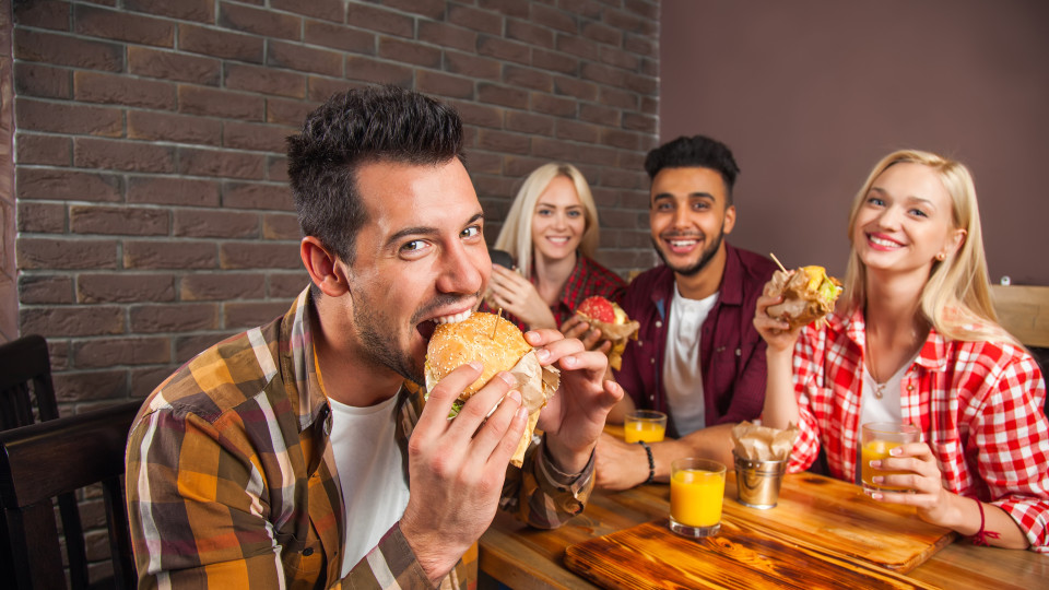 Comer três hambúrgueres por semana faz isto ao seu corpo (não é bonito)