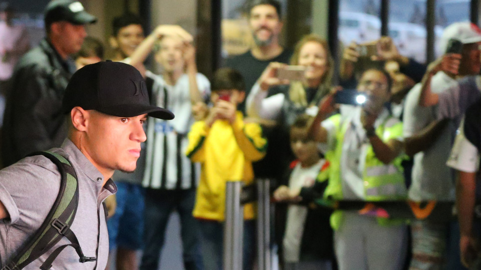 Seleção canarinha é recebida com aplausos. Neymar escapou de helicóptero