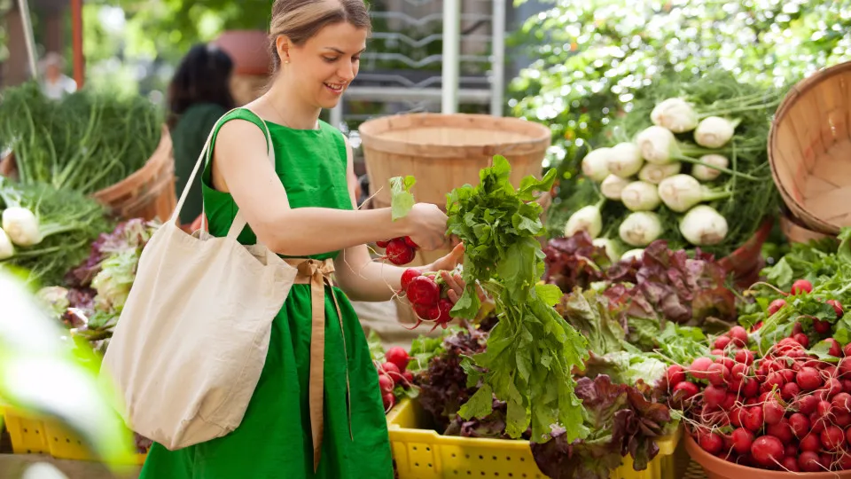 Cinco dicas para ‘cortar’ no plástico sempre que vai às compras