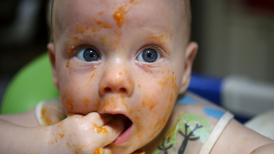 Será que dar comida sólida aos bebés antes dos seis meses faz bem?