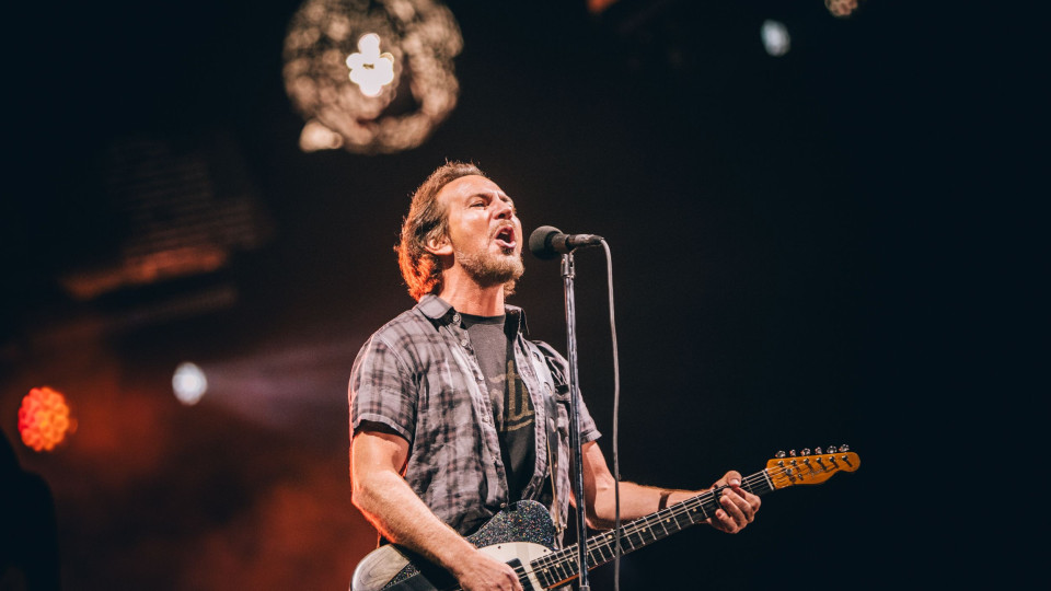 Sem voz, Eddie Vedder 'obriga' Pearl Jam a cancelarem concerto