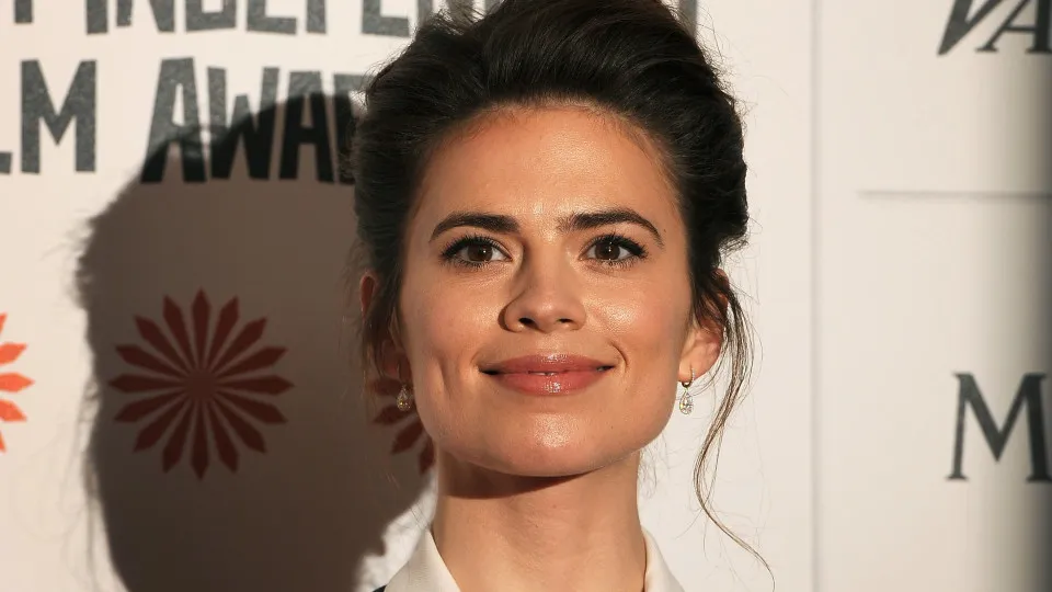 Dez meses após ter-se separado de Tom Cruise, Hayley Atwell está noiva