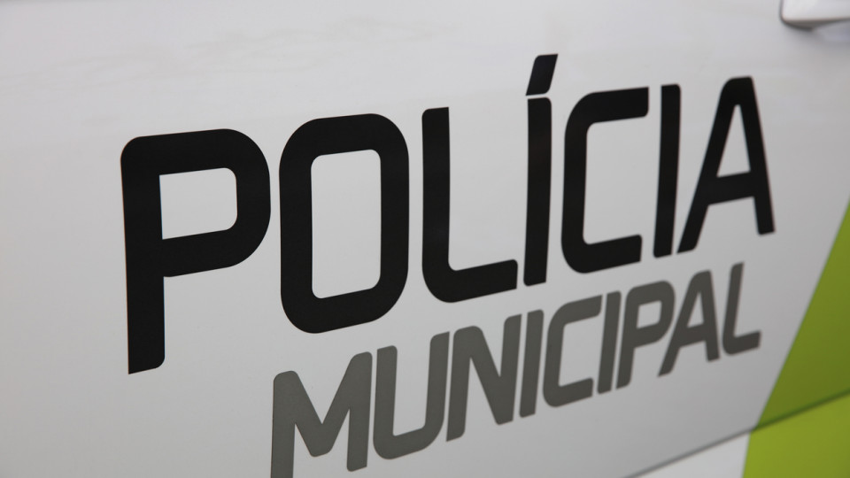 Polícia Municipal surpreende menina fechada em casa no dia de aniversário