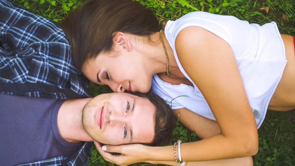 Viver a sexualidade na adolescência: A descoberta, o medo e o amor jovem