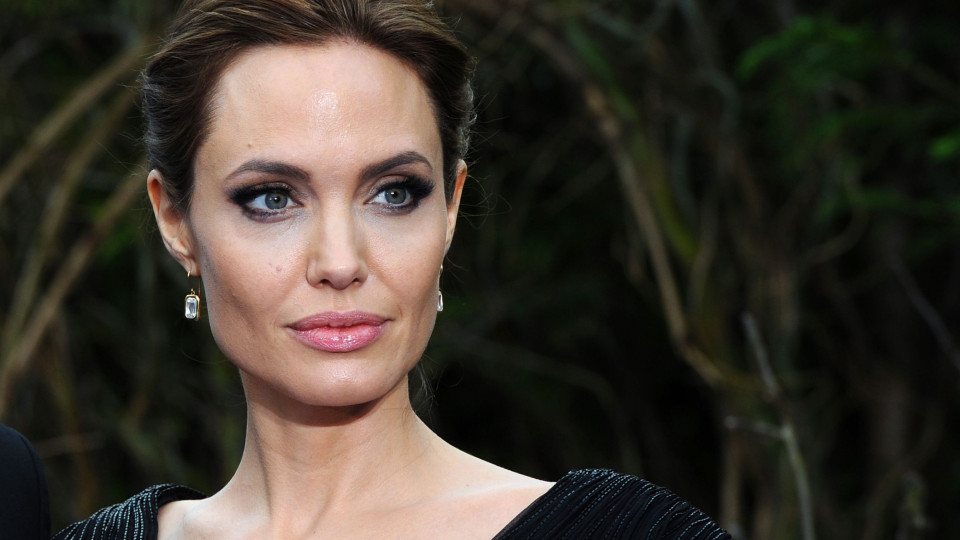 Angelina Jolie está loira. Atriz exibe orgulhosamente novo visual