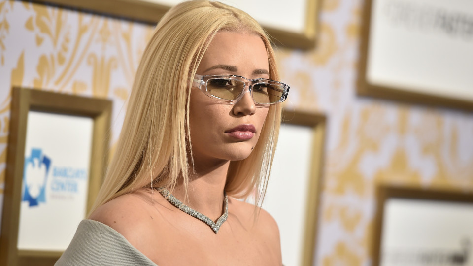 Insólito: Iggy Azalea recebe frasco com esperma em casa