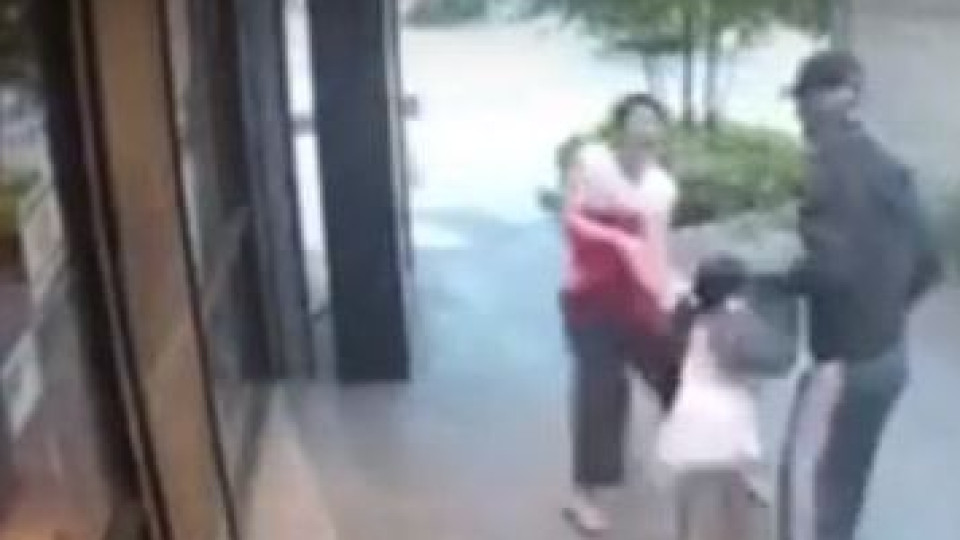 Tenta raptar criança durante o dia em Taiwan. Mãe conseguiu salvar menina