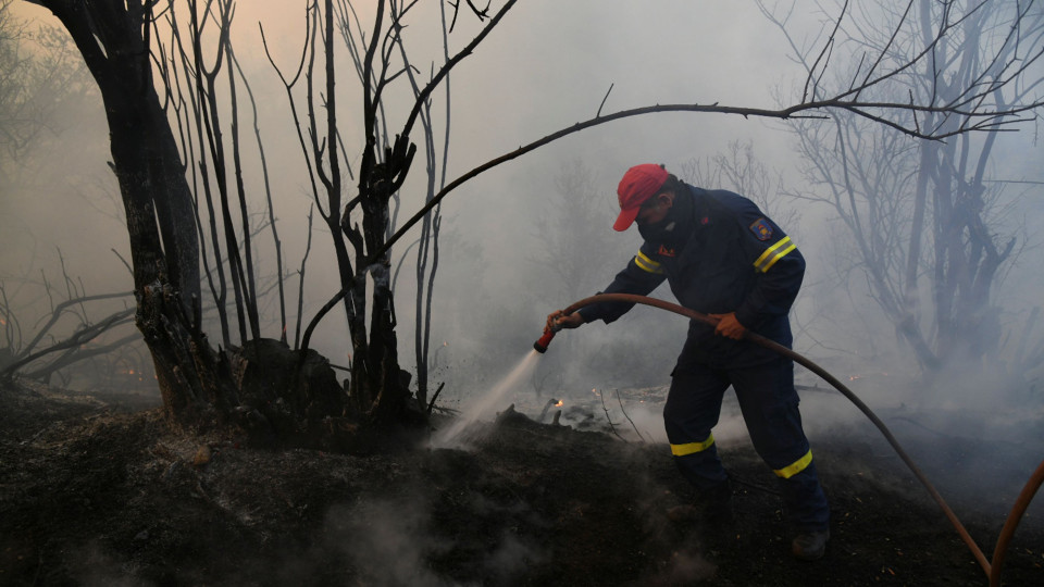 Fogo em ilha grega obriga a evacuar duas localidades