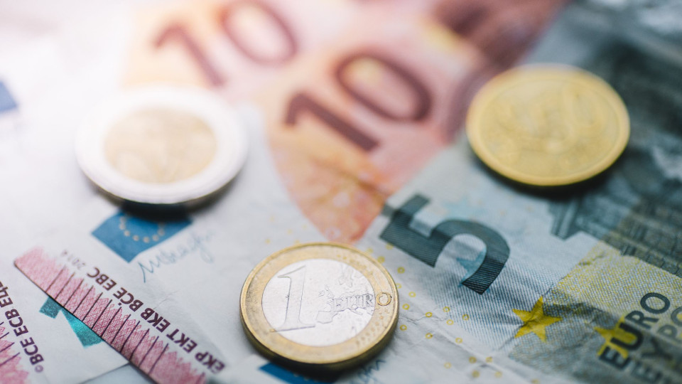 Euro volta a descer ligeiramente face ao dólar