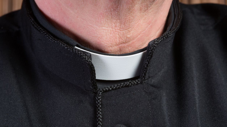 Jovem matou padre católico de quem terá sido vítima de abuso sexual