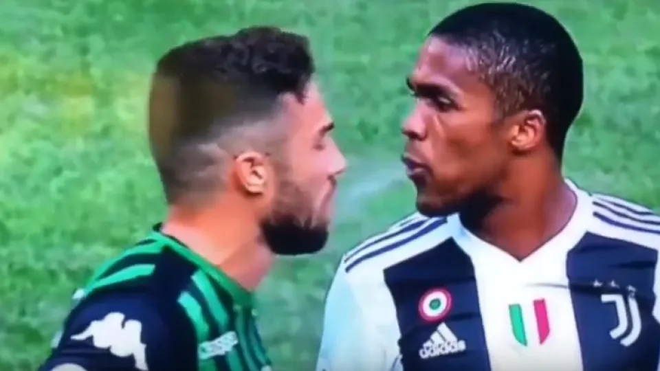 Douglas Costa cospe na cara de um rival e acaba expulso