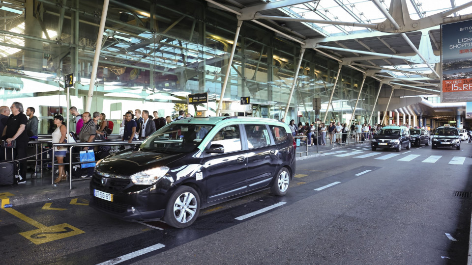 Quatro taxistas detidos por especulação no aeroporto de Lisboa