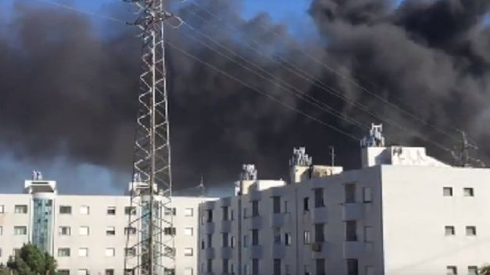 Bombeiros combatem fogo em sucata de Gondomar. Fumo negro chega ao Porto