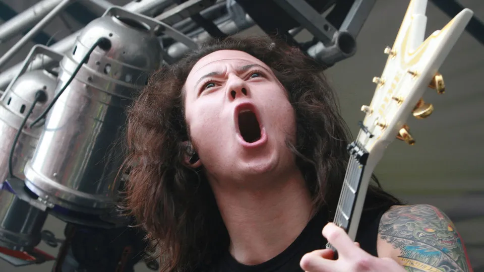 O dia em que o vocalista de uma banda de heavy metal tocou cover de Toy