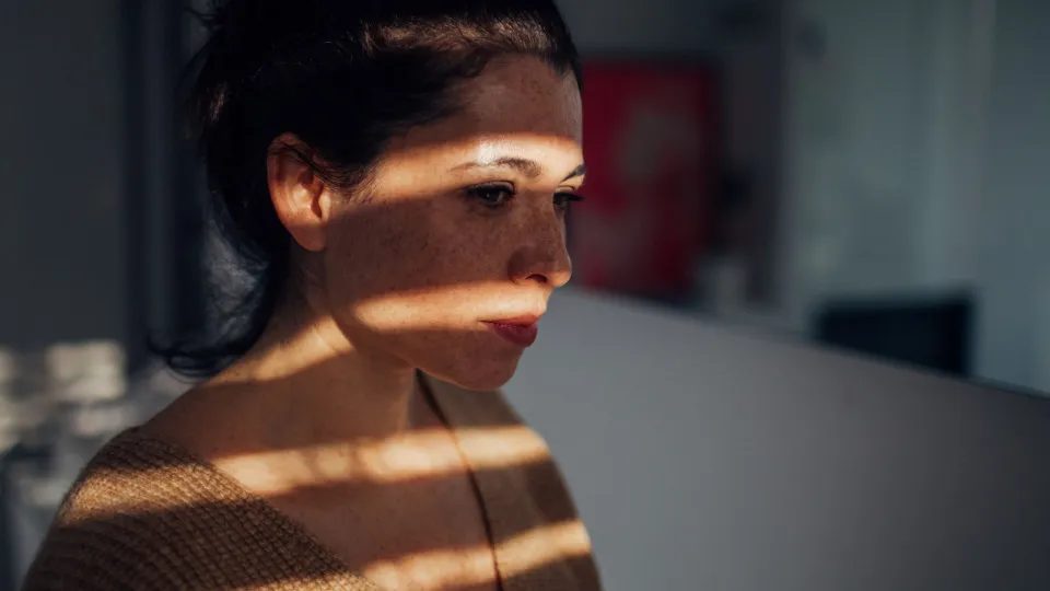 Seis sinais de que poderá estar a sofrer de depressão. Cuide-se