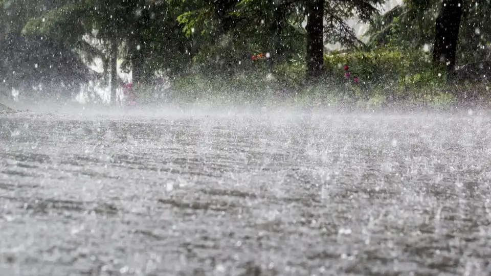 Alargado aviso amarelo para as Flores e Corvo por causa da chuva