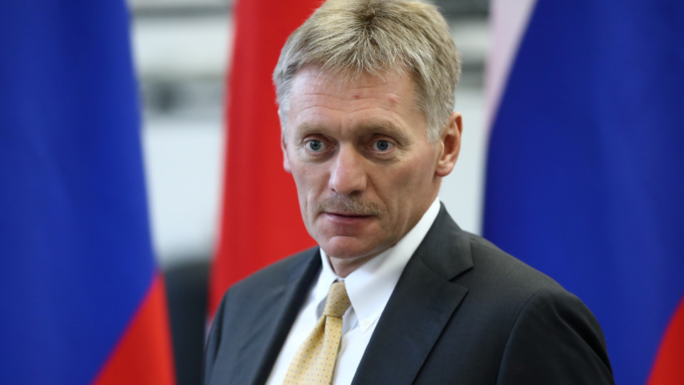 Bucha? Foi "situação bem encenada". Peskov nega "atrocidades" na Ucrânia