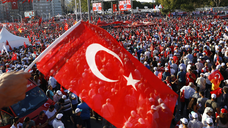 Autoridades turcas impedem opositores de se manifestarem em Istambul