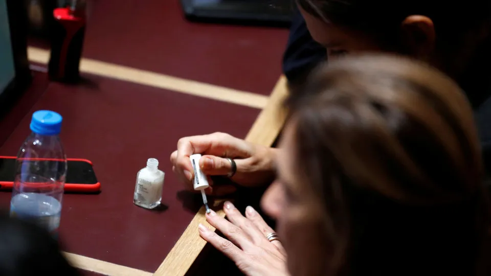 Isabel Moreira apanhada a pintar as unhas durante o debate do Orçamento