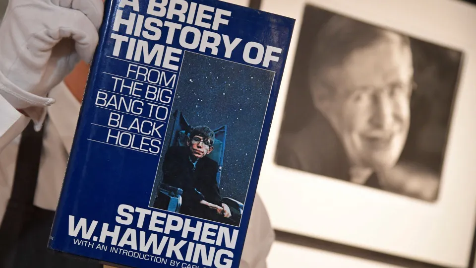 Cadeira de rodas e tese de Stephen Hawking leiloadas por um milhão