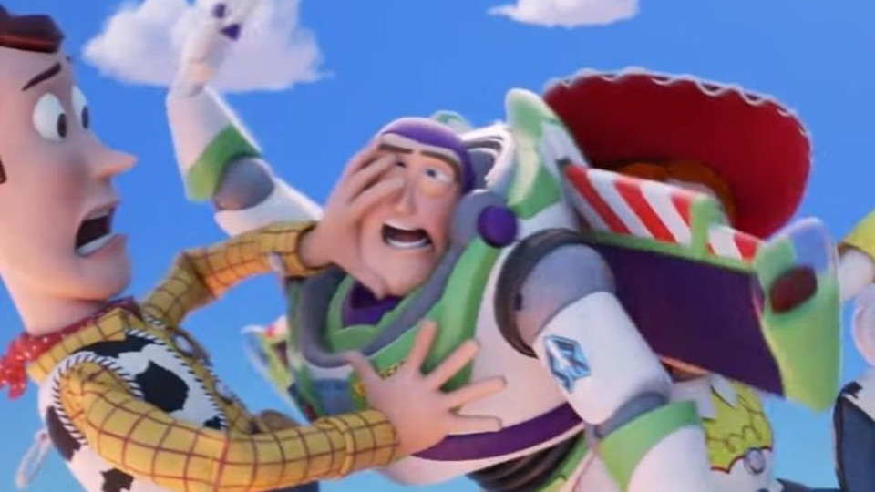 Treze cobras deitadas no lixo dentro de fronhas do Buzz Lightyear