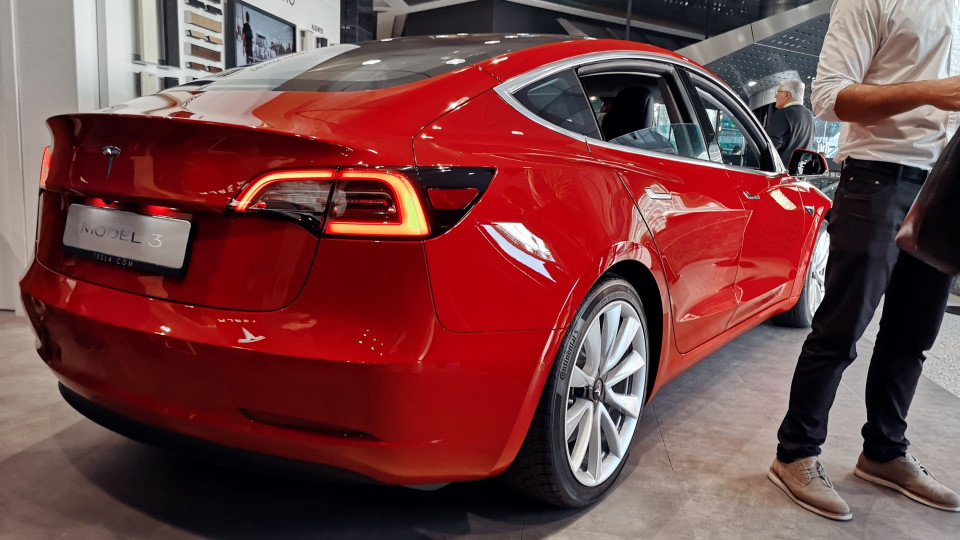 Tesla prepara novo Model 3 com menos componentes. Será mais barato?