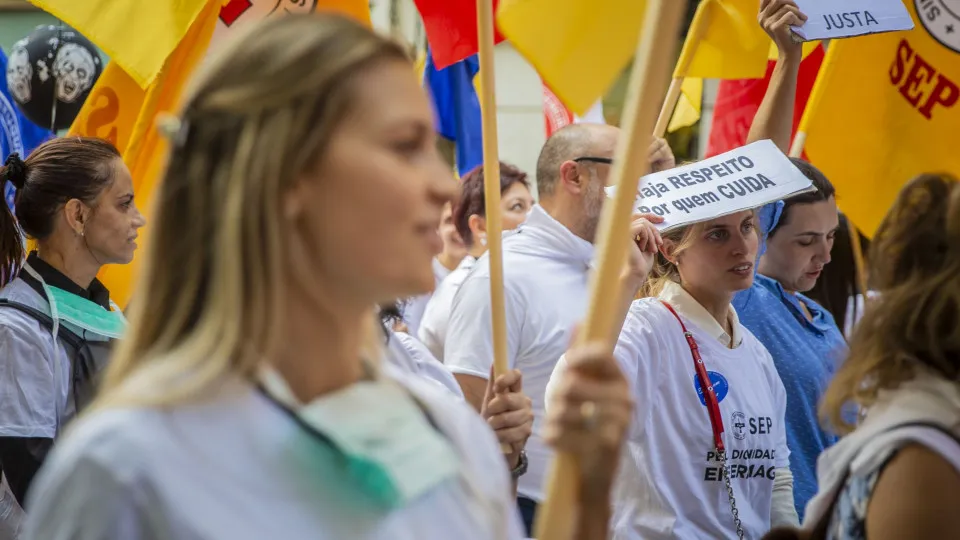Enfermeiros em greve manifestam-se contra proposta de Acordo Coletivo