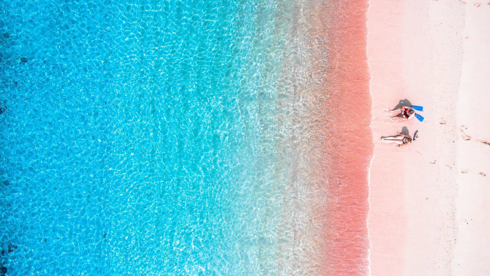 Rosa, verde, roxo: Veja as praias mais coloridas do mundo