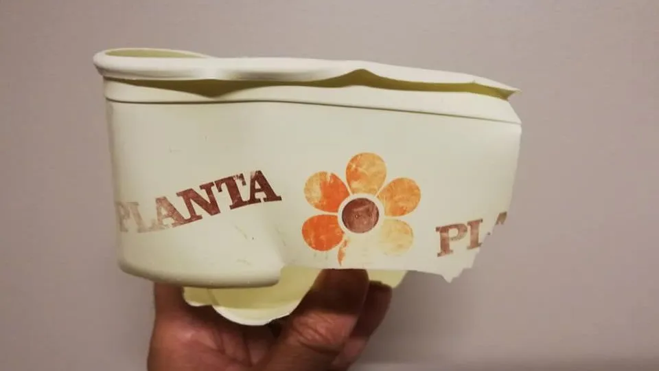 Embalagem de margarina, com 38 anos, encontrada na Praia de Santa Cruz