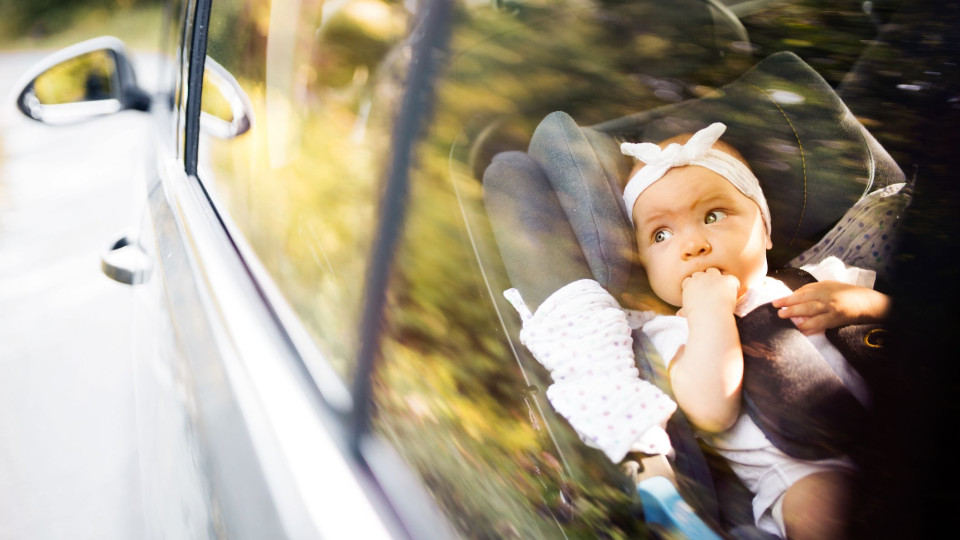 Criança sozinha no carro: Sabe o que fazer? Pais são incriminados?