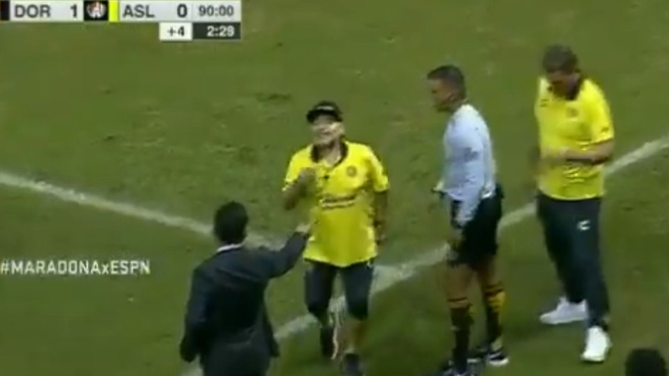 Maradona perdeu a cabeça com treinador adversário e acabou expulso