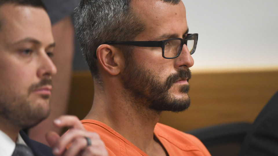 Vídeo capta momento em que Chris Watts sai com corpos da mulher e filhas