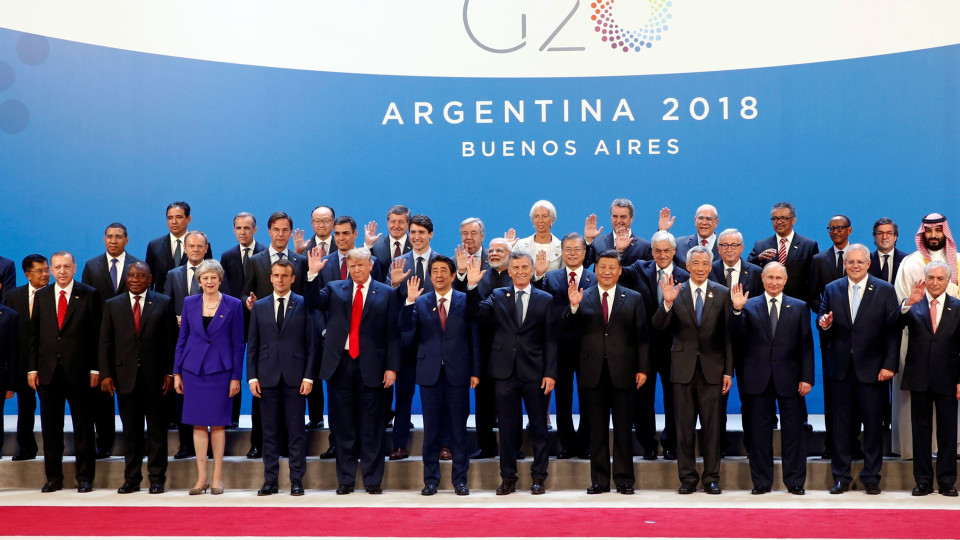 Príncipe herdeiro saudita ignorado e num canto na foto de família do G20