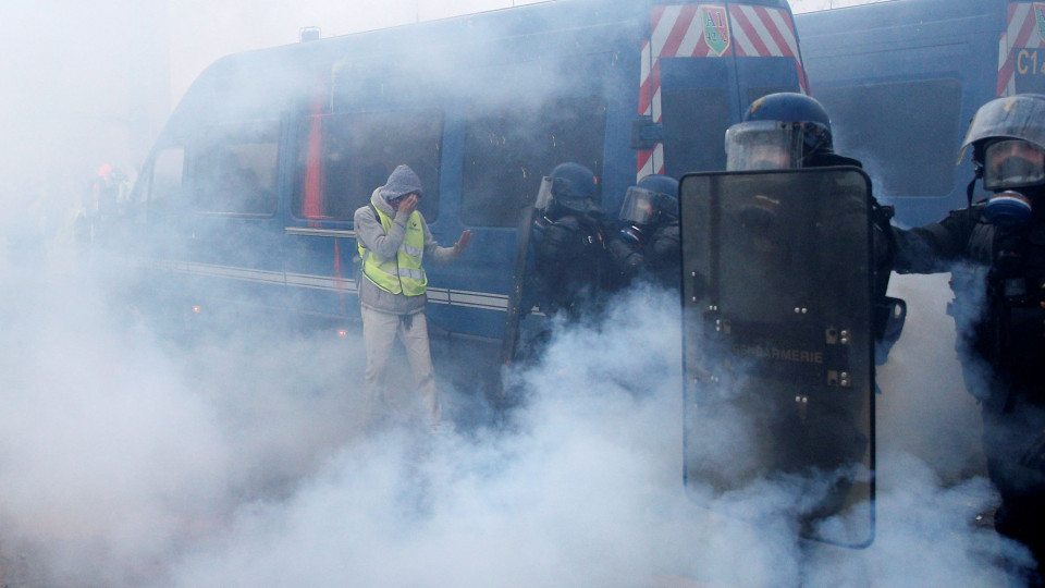 Confrontos em Paris. Polícia usa gás lacrimogéneo