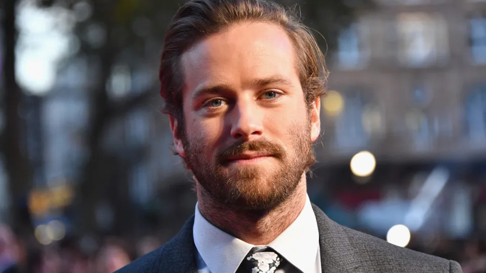 Armie Hammer anuncia novo filme três anos após 'ser cancelado'