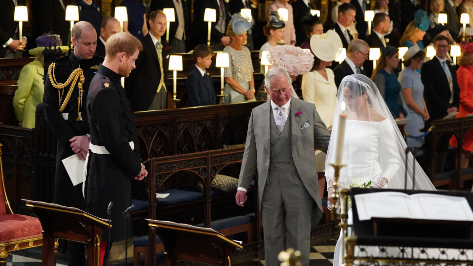 Príncipe Carlos guarda recordação especial do casamento de Harry e Meghan