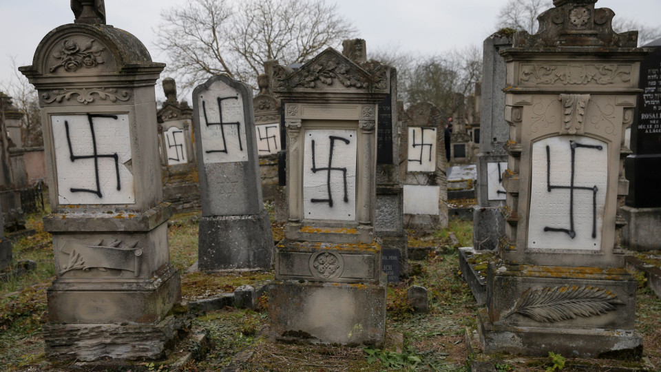 Cemitério judeu em França vandalizado com suásticas