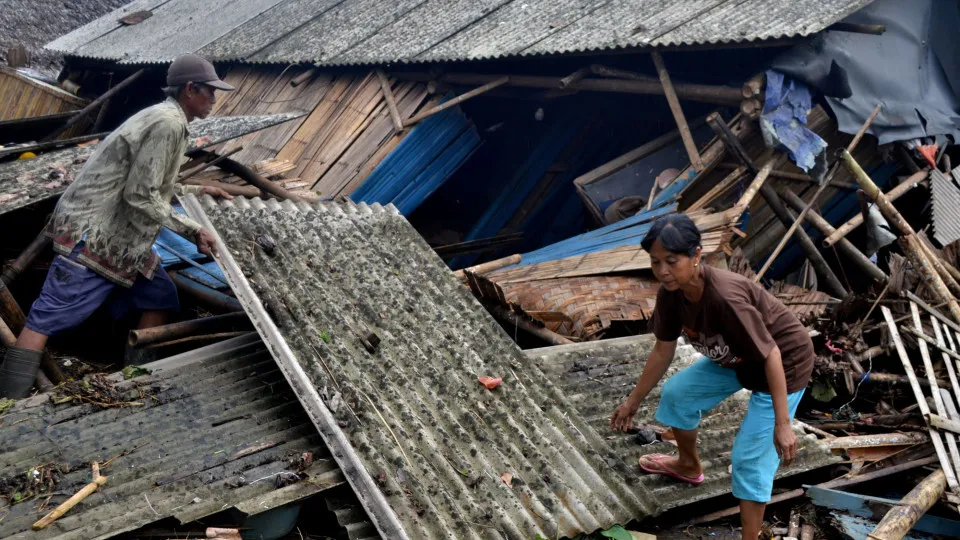 Número de mortos em tsunami sobe para 429. Há ainda 154 desaparecidos