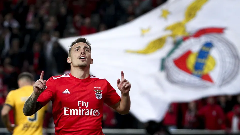 Pep Guardiola 'pisca o olho' a Grimaldo