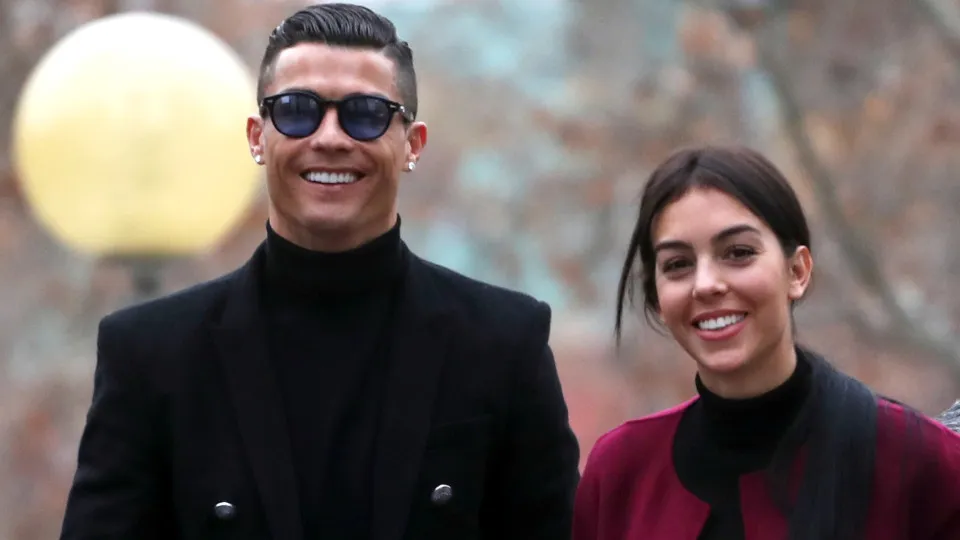 Georgina Rodríguez ao lado de Cristiano Ronaldo na chegada ao tribunal