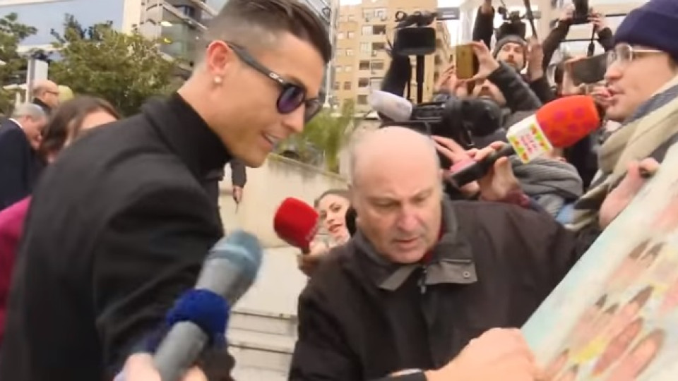 Conseguiu um autógrafo de CR7 à porta do Tribunal... e ainda se queixou