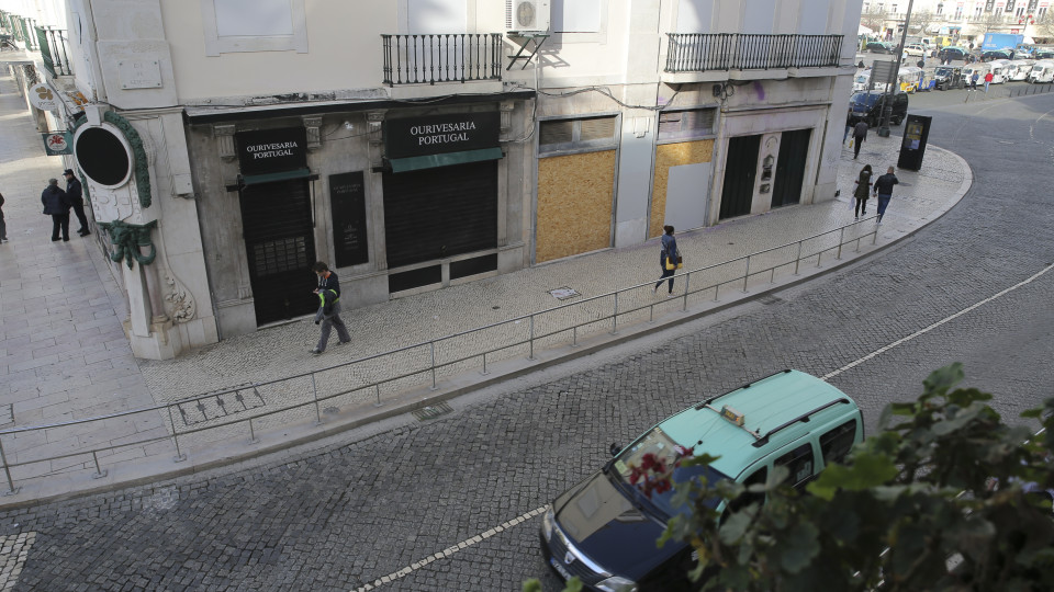 Ora espreite lá esta minúscula rua de Lisboa. Conhece-a?