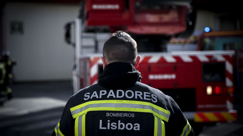 Mais de 20 bombeiros combatem incêndio em restaurante em Lisboa