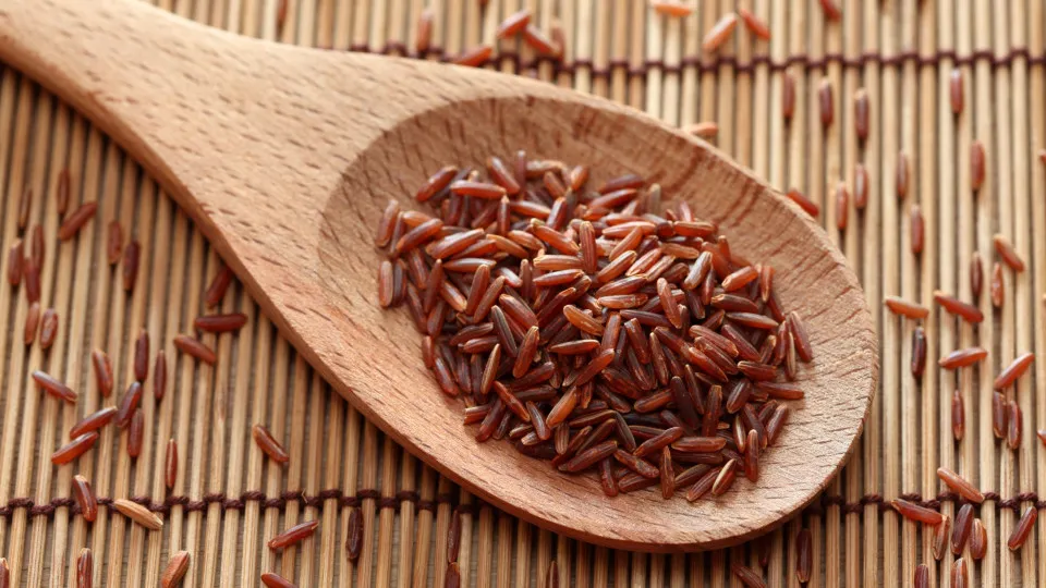 Reduz colesterol e emagrece: Descubra mais 3 benefícios do arroz vermelho