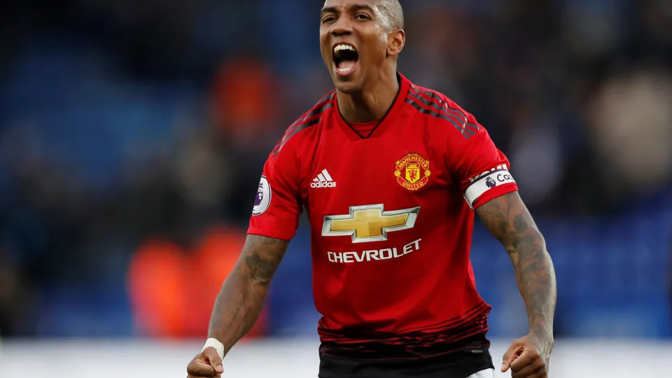 Oficial: Ashley Young prolonga contrato com o Manchester United