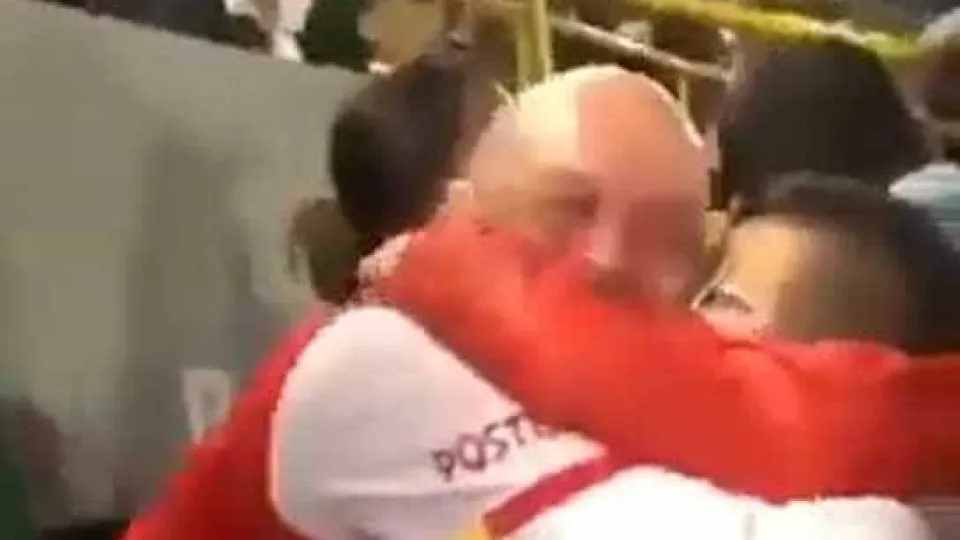 Quando o futebol se torna viral: Pai narra e celebra golo com filho cego