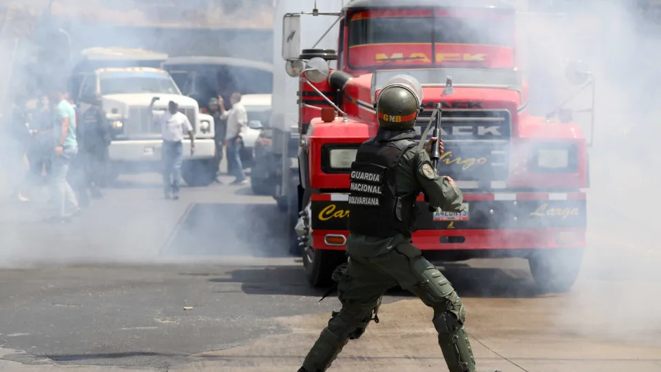 Venezuela: Confrontos e dificuldades na entrada de ajuda humanitária