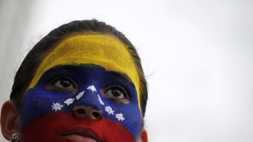 Portugueses deixam Caracas para tratamento médico e reencontro familiar